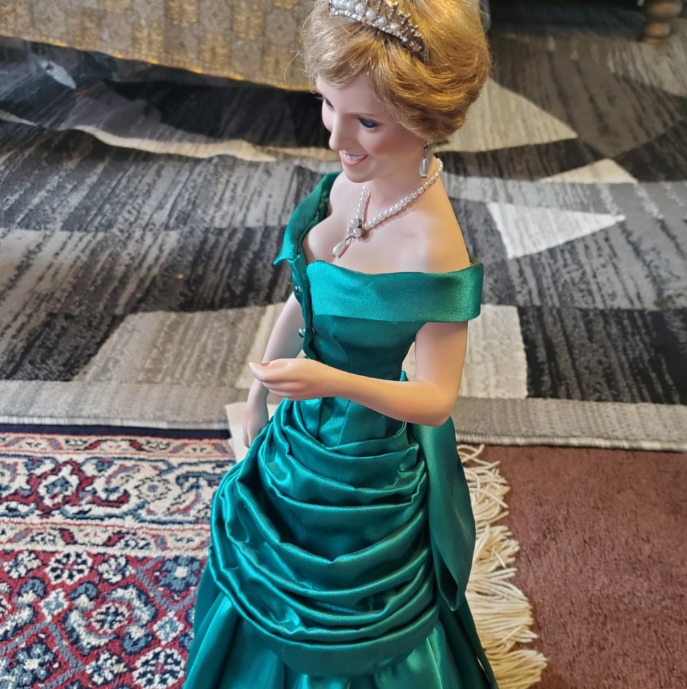 Princess Diana Antique Doll - Picture 2 of 5